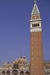 De schaduw van de Campanile reikt over Venetië