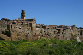 Pitigliano, gebouwd op een rots van turfsteen