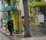 Benzinepomp in de regen