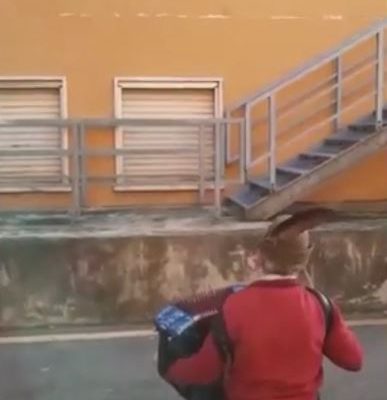 81-jarige serenade-accordeonist Bozzini nu zelf in ziekenhuis