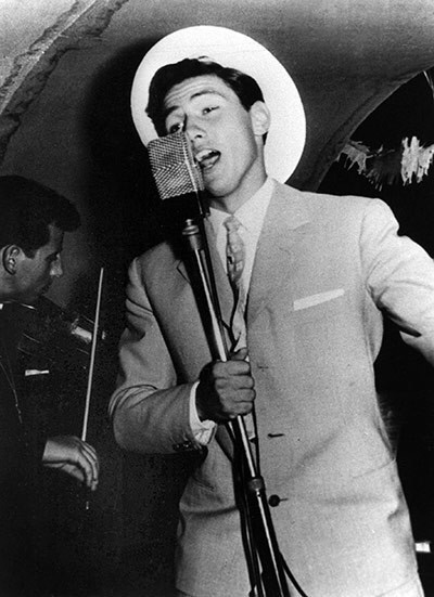 Berlusconi in de jaren 50 als zanger en entertainer op cruiseschepen