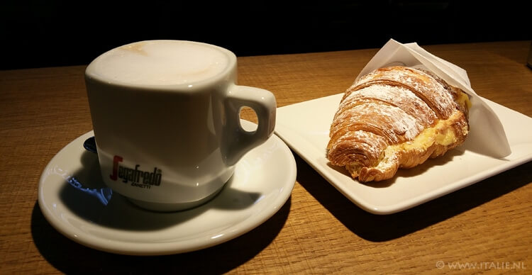 cappuccino en brioche ontbijt in Italie © Italie.nl