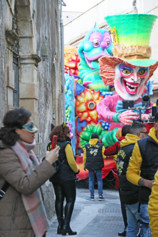Het smalste carnaval van Italië in Melilli