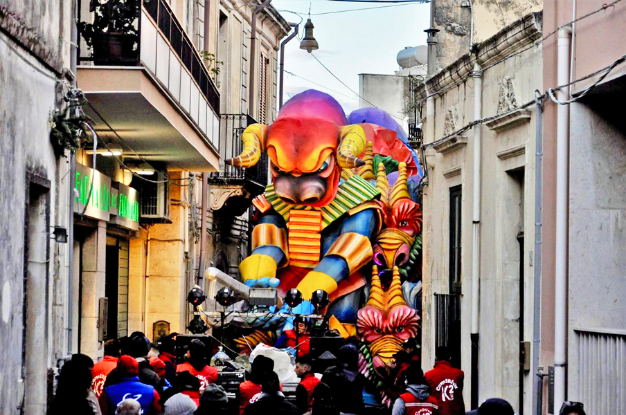 Het smalste carnaval van Italië in Melilli