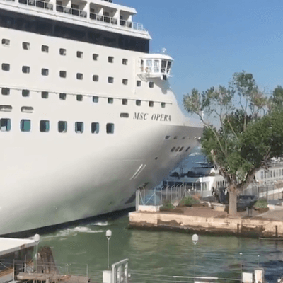 Cruiseschip ramt kade in Venetië