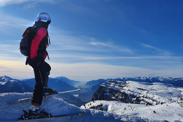 Skiën met uitzicht op het Gardameer