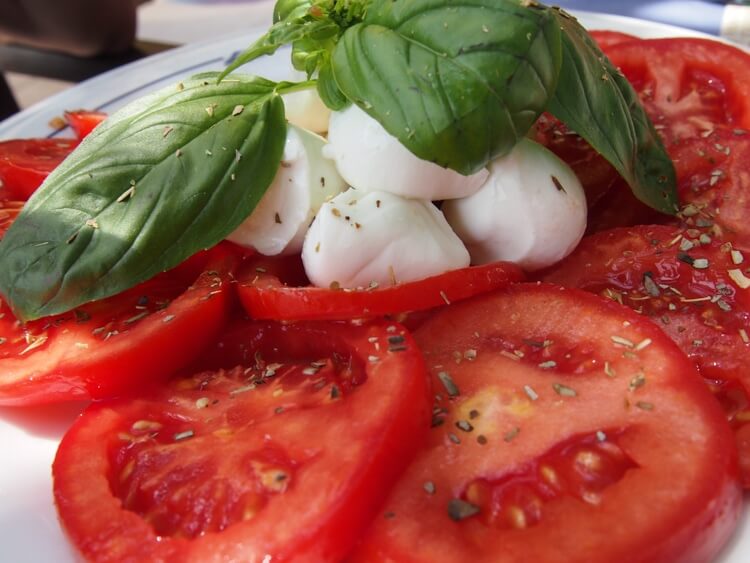 Insalata caprese met tomaat en mozzarella en basilicum