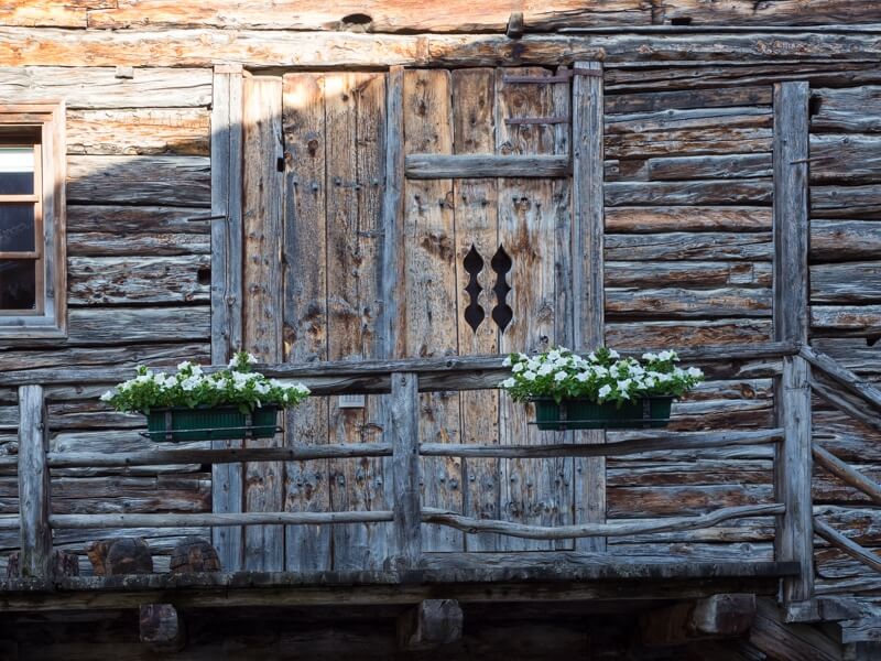 Veel houten gevels in Livigno © Claudia Zanin