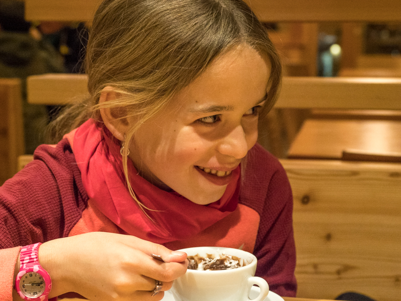 Opwarmen boven een warme chocolademelk