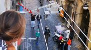 Alleen in Napoli: les volgen vanaf het balkon