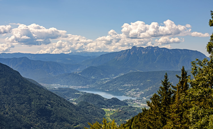 valle dei Mocheni zicht op Caldonazzomeer