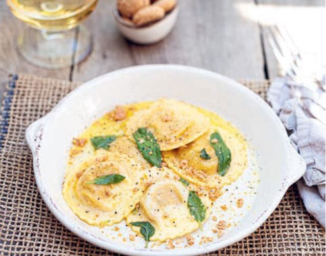 Ravioli di zucca con amaretti uit het kookboek Veganissima